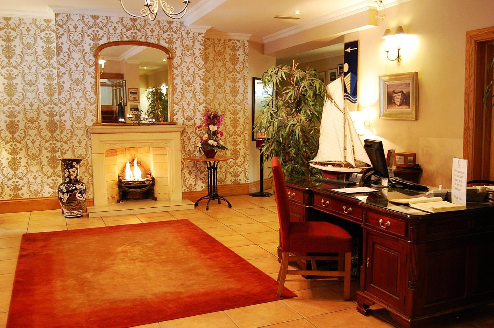 Watersedge Hotel โคฟ ภายนอก รูปภาพ